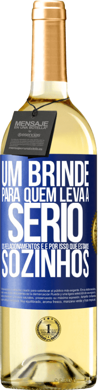 29,95 € Envio grátis | Vinho branco Edição WHITE Um brinde para quem leva a sério os relacionamentos e é por isso que estamos sozinhos Etiqueta Azul. Etiqueta personalizável Vinho jovem Colheita 2024 Verdejo