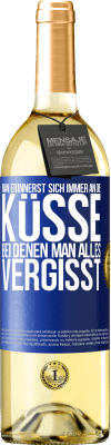 29,95 € Kostenloser Versand | Weißwein WHITE Ausgabe Man erinnerst sich immer an die Küsse, bei denen man alles vergisst Blaue Markierung. Anpassbares Etikett Junger Wein Ernte 2023 Verdejo