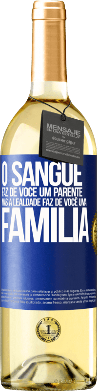 29,95 € Envio grátis | Vinho branco Edição WHITE O sangue faz de você um parente, mas a lealdade faz de você uma família Etiqueta Azul. Etiqueta personalizável Vinho jovem Colheita 2024 Verdejo