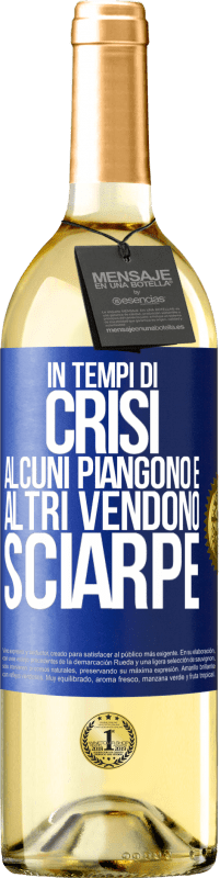 29,95 € Spedizione Gratuita | Vino bianco Edizione WHITE In tempi di crisi, alcuni piangono e altri vendono sciarpe Etichetta Blu. Etichetta personalizzabile Vino giovane Raccogliere 2024 Verdejo