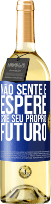 29,95 € Envio grátis | Vinho branco Edição WHITE Não sente e espere, crie seu próprio futuro Etiqueta Azul. Etiqueta personalizável Vinho jovem Colheita 2023 Verdejo