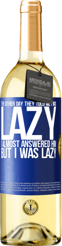 29,95 € Бесплатная доставка | Белое вино Издание WHITE На днях мне сказали, что я ленивый, я почти ответил ему, но ленивый Синяя метка. Настраиваемая этикетка Молодое вино Урожай 2023 Verdejo