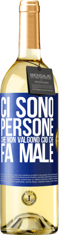 29,95 € Spedizione Gratuita | Vino bianco Edizione WHITE Ci sono persone che non valgono ciò che fa male Etichetta Blu. Etichetta personalizzabile Vino giovane Raccogliere 2024 Verdejo