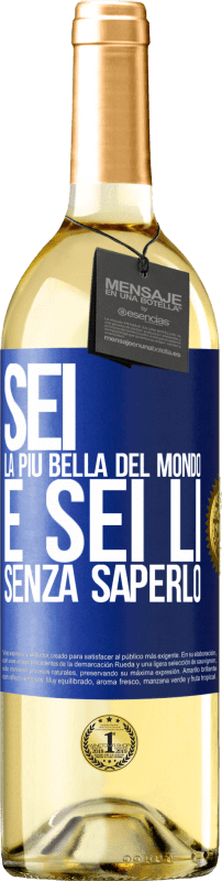 29,95 € Spedizione Gratuita | Vino bianco Edizione WHITE Sei la più bella del mondo e sei lì, senza saperlo Etichetta Blu. Etichetta personalizzabile Vino giovane Raccogliere 2023 Verdejo