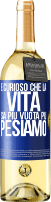 29,95 € Spedizione Gratuita | Vino bianco Edizione WHITE È curioso che la vita sia più vuota, più pesiamo Etichetta Blu. Etichetta personalizzabile Vino giovane Raccogliere 2025 Verdejo