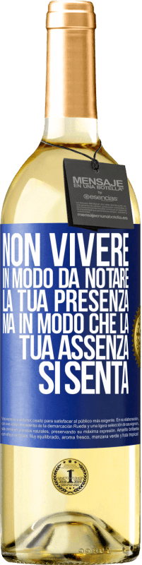 29,95 € Spedizione Gratuita | Vino bianco Edizione WHITE Non vivere in modo da notare la tua presenza, ma in modo che la tua assenza si senta Etichetta Blu. Etichetta personalizzabile Vino giovane Raccogliere 2025 Verdejo