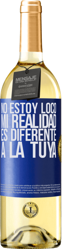 29,95 € Envío gratis | Vino Blanco Edición WHITE No estoy loco, mi realidad es diferente a la tuya Etiqueta Azul. Etiqueta personalizable Vino joven Cosecha 2024 Verdejo