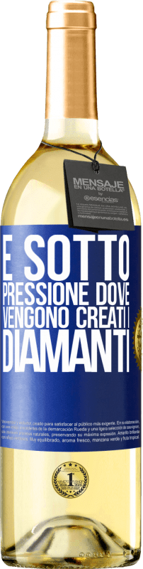 29,95 € Spedizione Gratuita | Vino bianco Edizione WHITE È sotto pressione dove vengono creati i diamanti Etichetta Blu. Etichetta personalizzabile Vino giovane Raccogliere 2024 Verdejo