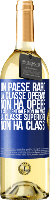 29,95 € Spedizione Gratuita | Vino bianco Edizione WHITE Un paese raro: la classe operaia non ha opere, il caso centrale non ha mezzi, la classe superiore non ha classi Etichetta Blu. Etichetta personalizzabile Vino giovane Raccogliere 2024 Verdejo