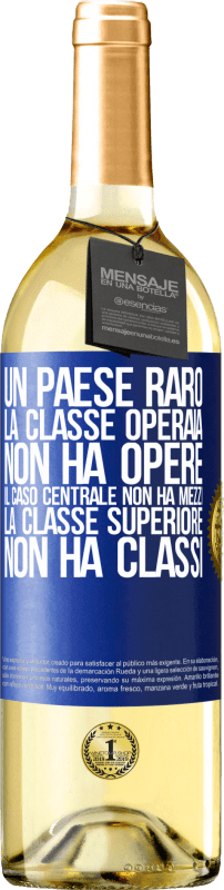 29,95 € Spedizione Gratuita | Vino bianco Edizione WHITE Un paese raro: la classe operaia non ha opere, il caso centrale non ha mezzi, la classe superiore non ha classi Etichetta Blu. Etichetta personalizzabile Vino giovane Raccogliere 2025 Verdejo