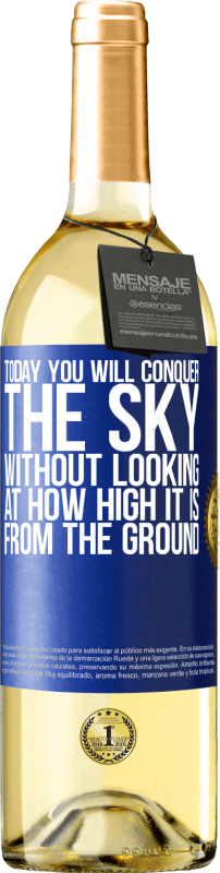 29,95 € Бесплатная доставка | Белое вино Издание WHITE Сегодня вы покорите небо, не смотря на то, как высоко оно от земли Синяя метка. Настраиваемая этикетка Молодое вино Урожай 2023 Verdejo