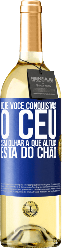 29,95 € Envio grátis | Vinho branco Edição WHITE Hoje você conquistará o céu, sem olhar a que altura está do chão Etiqueta Azul. Etiqueta personalizável Vinho jovem Colheita 2024 Verdejo