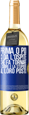 29,95 € Spedizione Gratuita | Vino bianco Edizione WHITE Prima o poi ci dà l'ospite che fa tornare il cuore e la stupidità al loro posto Etichetta Blu. Etichetta personalizzabile Vino giovane Raccogliere 2024 Verdejo