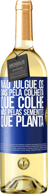 29,95 € Envio grátis | Vinho branco Edição WHITE Não julgue os dias pela colheita que colhe, mas pelas sementes que planta Etiqueta Azul. Etiqueta personalizável Vinho jovem Colheita 2024 Verdejo