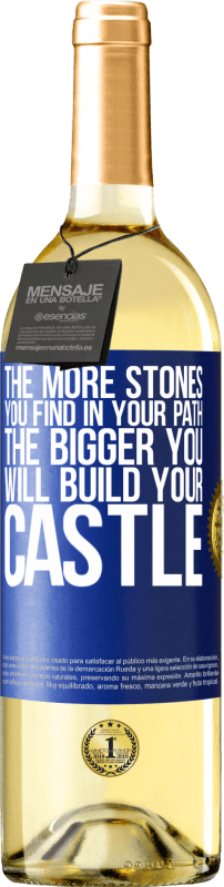 29,95 € 免费送货 | 白葡萄酒 WHITE版 您在路径中找到的石头越多，建造城堡的规模就越大 蓝色标签. 可自定义的标签 青年酒 收成 2023 Verdejo