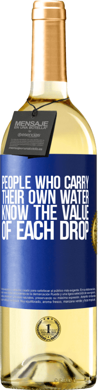 29,95 € 送料無料 | 白ワイン WHITEエディション 自分の水を運ぶ人は、各ドロップの価値を知っています 青いタグ. カスタマイズ可能なラベル 若いワイン 収穫 2023 Verdejo