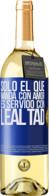 29,95 € Envío gratis | Vino Blanco Edición WHITE Sólo el que manda con amor es servido con lealtad Etiqueta Azul. Etiqueta personalizable Vino joven Cosecha 2024 Verdejo