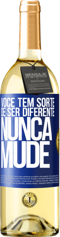 29,95 € Envio grátis | Vinho branco Edição WHITE Você tem sorte de ser diferente. Nunca mude Etiqueta Azul. Etiqueta personalizável Vinho jovem Colheita 2024 Verdejo