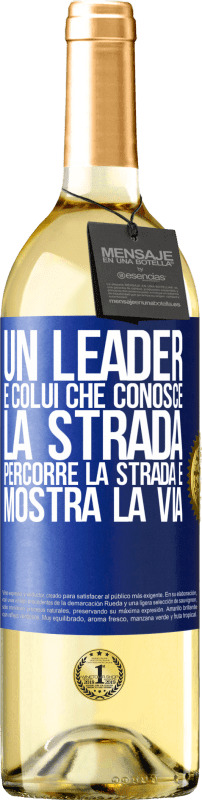 29,95 € Spedizione Gratuita | Vino bianco Edizione WHITE Un leader è colui che conosce la strada, percorre la strada e mostra la via Etichetta Blu. Etichetta personalizzabile Vino giovane Raccogliere 2024 Verdejo