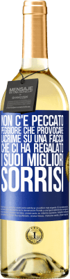 29,95 € Spedizione Gratuita | Vino bianco Edizione WHITE Non c'è peccato peggiore che provocare lacrime su una faccia che ci ha regalato i suoi migliori sorrisi Etichetta Blu. Etichetta personalizzabile Vino giovane Raccogliere 2024 Verdejo