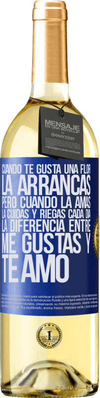 29,95 € Envío gratis | Vino Blanco Edición WHITE Cuando te gusta una flor, la arrancas. Pero cuando la amas, la cuidas y riegas cada día. La diferencia entre me gustas Etiqueta Azul. Etiqueta personalizable Vino joven Cosecha 2024 Verdejo