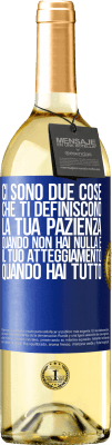 29,95 € Spedizione Gratuita | Vino bianco Edizione WHITE Ci sono due cose che ti definiscono. La tua pazienza quando non hai nulla e il tuo atteggiamento quando hai tutto Etichetta Blu. Etichetta personalizzabile Vino giovane Raccogliere 2023 Verdejo