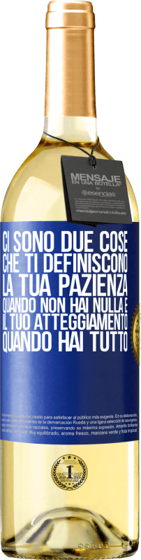 29,95 € Spedizione Gratuita | Vino bianco Edizione WHITE Ci sono due cose che ti definiscono. La tua pazienza quando non hai nulla e il tuo atteggiamento quando hai tutto Etichetta Blu. Etichetta personalizzabile Vino giovane Raccogliere 2024 Verdejo