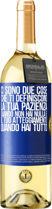 29,95 € Spedizione Gratuita | Vino bianco Edizione WHITE Ci sono due cose che ti definiscono. La tua pazienza quando non hai nulla e il tuo atteggiamento quando hai tutto Etichetta Blu. Etichetta personalizzabile Vino giovane Raccogliere 2025 Verdejo
