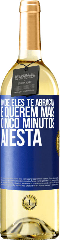 29,95 € Envio grátis | Vinho branco Edição WHITE Onde eles te abraçam e querem mais cinco minutos, aí está Etiqueta Azul. Etiqueta personalizável Vinho jovem Colheita 2024 Verdejo