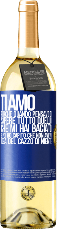 29,95 € Spedizione Gratuita | Vino bianco Edizione WHITE TI AMO Perché quando pensavo di sapere tutto quello che mi hai baciato. E poi ho capito che non avevo idea del cazzo di Etichetta Blu. Etichetta personalizzabile Vino giovane Raccogliere 2024 Verdejo