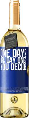 29,95 € 送料無料 | 白ワイン WHITEエディション One day? Or, day one? You decide 青いタグ. カスタマイズ可能なラベル 若いワイン 収穫 2025 Verdejo