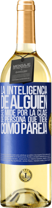 29,95 € Envío gratis | Vino Blanco Edición WHITE La inteligencia de alguien se mide por la clase de persona que tiene como pareja Etiqueta Azul. Etiqueta personalizable Vino joven Cosecha 2025 Verdejo