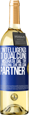 29,95 € Spedizione Gratuita | Vino bianco Edizione WHITE L'intelligenza di qualcuno è misurata dal tipo di persona che ha come partner Etichetta Blu. Etichetta personalizzabile Vino giovane Raccogliere 2023 Verdejo