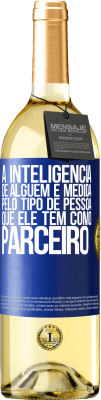 29,95 € Envio grátis | Vinho branco Edição WHITE A inteligência de alguém é medida pelo tipo de pessoa que ele tem como parceiro Etiqueta Azul. Etiqueta personalizável Vinho jovem Colheita 2023 Verdejo