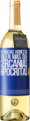 29,95 € Envío gratis | Vino Blanco Edición WHITE Distancias honestas valen más que cercanías hipócritas Etiqueta Azul. Etiqueta personalizable Vino joven Cosecha 2024 Verdejo