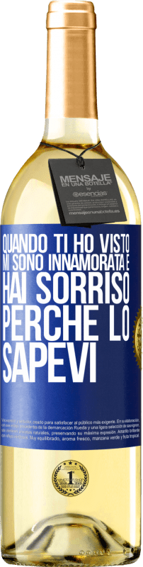 29,95 € Spedizione Gratuita | Vino bianco Edizione WHITE Quando ti ho visto, mi sono innamorata e hai sorriso perché lo sapevi Etichetta Blu. Etichetta personalizzabile Vino giovane Raccogliere 2024 Verdejo