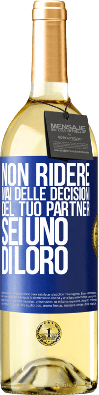 29,95 € Spedizione Gratuita | Vino bianco Edizione WHITE Non ridere mai delle decisioni del tuo partner. Sei uno di loro Etichetta Blu. Etichetta personalizzabile Vino giovane Raccogliere 2024 Verdejo