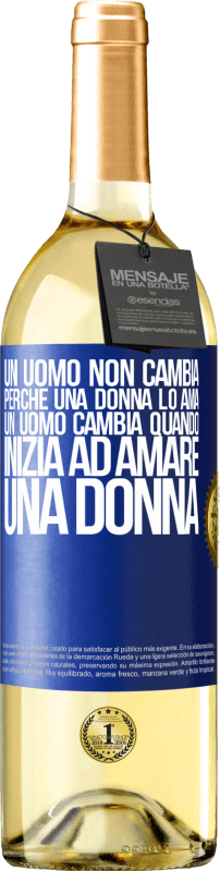 29,95 € Spedizione Gratuita | Vino bianco Edizione WHITE Un uomo non cambia perché una donna lo ama. Un uomo cambia quando inizia ad amare una donna Etichetta Blu. Etichetta personalizzabile Vino giovane Raccogliere 2025 Verdejo