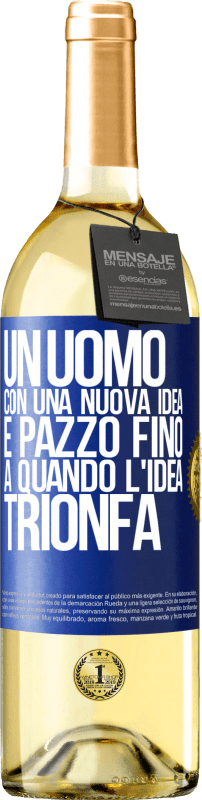 29,95 € Spedizione Gratuita | Vino bianco Edizione WHITE Un uomo con una nuova idea è pazzo fino a quando l'idea trionfa Etichetta Blu. Etichetta personalizzabile Vino giovane Raccogliere 2024 Verdejo