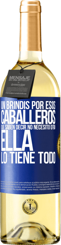 29,95 € Envío gratis | Vino Blanco Edición WHITE Un brindis por esos caballeros que saben decir No necesito otra, ella lo tiene todo Etiqueta Azul. Etiqueta personalizable Vino joven Cosecha 2024 Verdejo