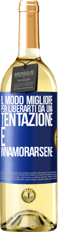 29,95 € Spedizione Gratuita | Vino bianco Edizione WHITE Il modo migliore per liberarti da una tentazione è innamorarsene Etichetta Blu. Etichetta personalizzabile Vino giovane Raccogliere 2024 Verdejo