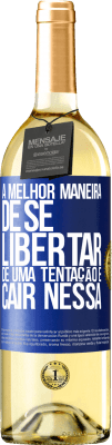 29,95 € Envio grátis | Vinho branco Edição WHITE A melhor maneira de se libertar de uma tentação é cair nessa Etiqueta Azul. Etiqueta personalizável Vinho jovem Colheita 2023 Verdejo