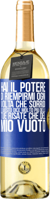 29,95 € Spedizione Gratuita | Vino bianco Edizione WHITE Hai il potere di riempirmi ogni volta che sorridi, e questo dice molto più delle tue risate che del mio vuoto Etichetta Blu. Etichetta personalizzabile Vino giovane Raccogliere 2023 Verdejo