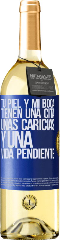 29,95 € Envío gratis | Vino Blanco Edición WHITE Tu piel y mi boca tienen una cita, unas caricias, y una vida pendiente Etiqueta Azul. Etiqueta personalizable Vino joven Cosecha 2024 Verdejo