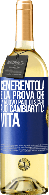 29,95 € Spedizione Gratuita | Vino bianco Edizione WHITE Cenerentola è la prova che un nuovo paio di scarpe può cambiarti la vita Etichetta Blu. Etichetta personalizzabile Vino giovane Raccogliere 2024 Verdejo