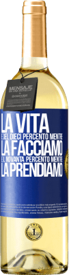 29,95 € Spedizione Gratuita | Vino bianco Edizione WHITE La vita è del dieci percento mentre la facciamo e il novanta percento mentre la prendiamo Etichetta Blu. Etichetta personalizzabile Vino giovane Raccogliere 2023 Verdejo