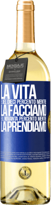 29,95 € Spedizione Gratuita | Vino bianco Edizione WHITE La vita è del dieci percento mentre la facciamo e il novanta percento mentre la prendiamo Etichetta Blu. Etichetta personalizzabile Vino giovane Raccogliere 2025 Verdejo