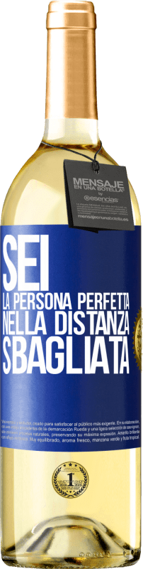 29,95 € Spedizione Gratuita | Vino bianco Edizione WHITE Sei la persona perfetta nella distanza sbagliata Etichetta Blu. Etichetta personalizzabile Vino giovane Raccogliere 2024 Verdejo