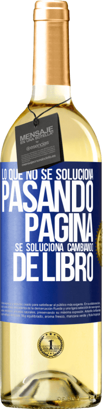 29,95 € Envío gratis | Vino Blanco Edición WHITE Lo que no se soluciona pasando página, se soluciona cambiando de libro Etiqueta Azul. Etiqueta personalizable Vino joven Cosecha 2024 Verdejo