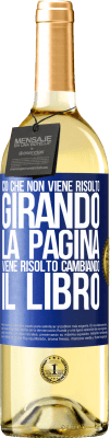 29,95 € Spedizione Gratuita | Vino bianco Edizione WHITE Ciò che non viene risolto girando la pagina, viene risolto cambiando il libro Etichetta Blu. Etichetta personalizzabile Vino giovane Raccogliere 2024 Verdejo